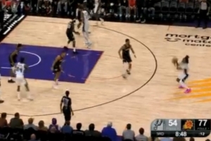 踩著logo出手！卡斯?fàn)柦影投魉箓髑虺h(yuǎn)三分飚中