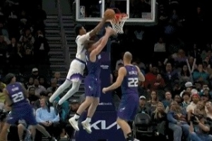 正面對(duì)決！貝利空接隔扣直接扣翻克尼佩爾