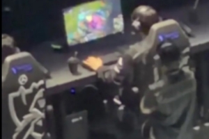 這你敢信？Faker加里奧按出金身前還在切屏