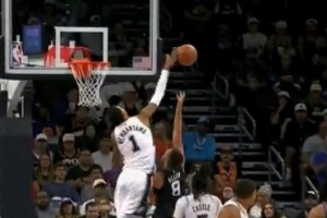 遮天蔽日！格雷森-阿倫強攻上籃 文班亞馬大帽扇出界外