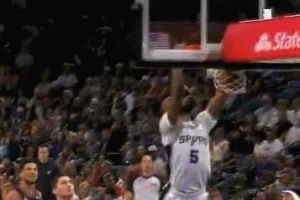 突起來就是暴扣！卡斯?fàn)枤⒌浇麉^(qū)雙手暴扣打成2+1