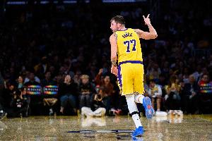 雷迪克：我們一直試圖在防守端挑戰(zhàn)東契奇 他才26歲這令人興奮！