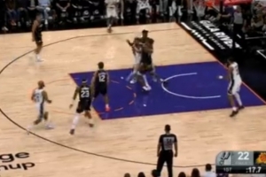 視野盲區(qū)！文班不看人妙傳籃下 凱爾登-約翰遜拉桿反籃得分