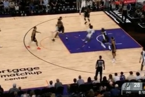 太穩(wěn)了！哈珀突破背后運球過掉防守 上籃打成2+1