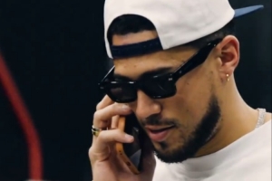 主場迎戰(zhàn)馬刺！布克戴著墨鏡出場大哥范十足 鄧恩黑色小皮鞋亮眼