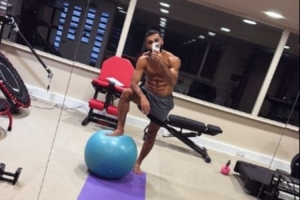 腹肌搶鏡，薩拉赫社媒曬健身房訓練照