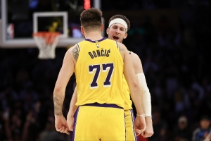 東契奇開賽前四場砍下165分位列隊史第一 里夫斯143分并列第四