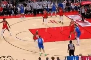 外線開炮！弗拉格借掩護(hù)側(cè)翼三分命中 幫助球隊(duì)占據(jù)主動(dòng)