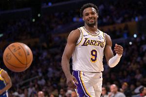 放我投？布朗尼被放投 堅決出手三分空心入網(wǎng)！本賽季首記三分