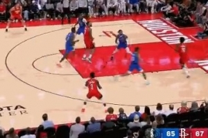 流暢配合！亞當(dāng)斯中路不停球妙傳 伊森溜底線暴扣打停獨(dú)行俠！