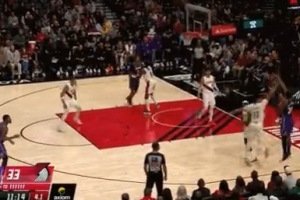 視野可以！布朗尼突破助攻八村塁命中底角三分