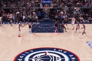 幸無大礙！小卡防守中出現(xiàn)崴腳倒地 仍堅(jiān)持作戰(zhàn)