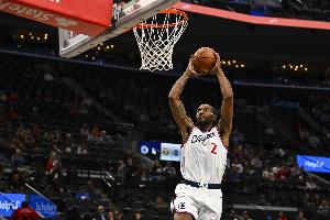 小卡：我在最后的防守中扭傷了腳踝 明天看情況再決定能不能打