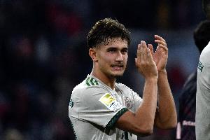 德媒：踢左后衛(wèi)的比朔夫正學(xué)習(xí)當(dāng)多面手，戴維斯復(fù)出后他或需讓位