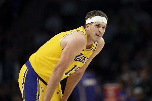 因右側(cè)腹股溝酸痛缺戰(zhàn)開拓者！湖記：里夫斯昨天就是帶傷上陣