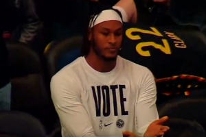 翻篇了？特納重回步行者主場(chǎng)遭漫天噓聲 面對(duì)鏡頭做合書(shū)動(dòng)作