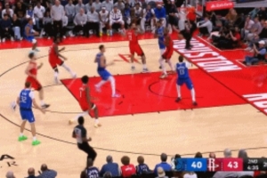 秀??！拉塞爾面對KD、亞當(dāng)斯包夾 不看人隱蔽助攻籃下輕松得分