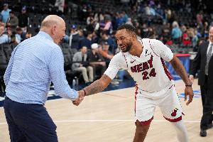 此前曾炮轟快船！鮑威爾今天和前老板鮑爾默握手寒暄