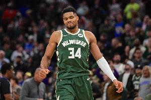 攤牌了？里弗斯：裁判說字母哥被打手但能扛住 所以沒給犯規(guī)