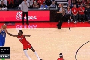 這都不犯規(guī)！伊森上搶直接打到弗拉格手臂 裁判沒(méi)吹