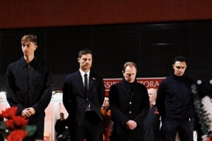 致敬若塔，阿隆索、赫伊森、阿諾德一行前往安菲爾德紀(jì)念碑前獻(xiàn)花