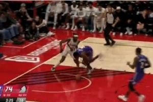 乃父之風(fēng)！布朗尼靈巧一點(diǎn)助攻范德彪暴扣+突破分球海斯跟進(jìn)暴扣