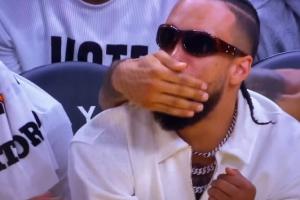 罵多臟?。康引?jiān)诎宓噬蠂娙顺訲 隊(duì)友伸手擋住了他的嘴