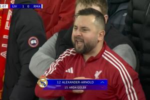 貼臉開大！阿諾德為皇馬替補登場時遭紅軍球迷手指+親吻隊徽嘲諷