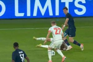 吃了暗虧！基米希倒地后頭部被法比安踢到，裁判沒(méi)有表示