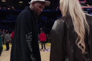 心系籃球！杜蘭特現(xiàn)場(chǎng)觀戰(zhàn)WNBA，與庫里教妹布林克擁抱交談~