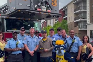 英雄般待遇！被群欺的步行者球迷抵達(dá)印城，啦啦隊(duì)歡迎+專車接送