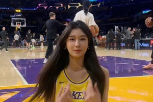 老詹的美女球迷可真多啊！一個(gè)個(gè)顏值都拉滿了啊