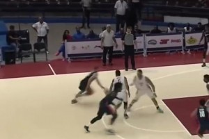 身穿美國隊球衣的卡魯索，居然能上演隔人暴扣！