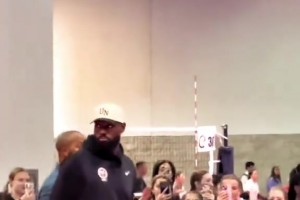 什么是巨星??！詹姆斯現(xiàn)身排球場(chǎng)被小球迷包圍 這就是行走的流量