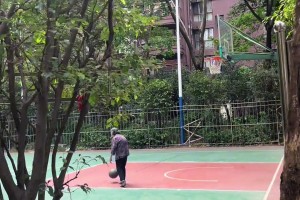 這阿婆單手一投一個準(zhǔn)，姜還是老的辣