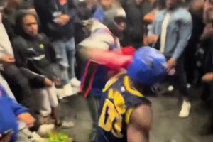 這不比場上好看？尼克斯&步行者球迷賽后直接1v1拳擊