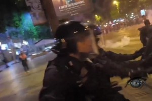 香榭麗舍大街持續(xù)騷亂！巴黎奪冠后，警方遭到煙花和鋪路石的襲擊