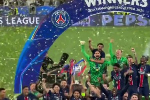 恩里克你咋回事，大伙兒都在捧杯慶祝你這小老頭這么淡定