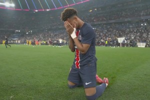 19歲加冕4冠王！杜埃奪得歐冠冠軍瞬間掩面跪地哭泣！