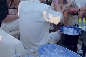 分得清哥哥還是弟弟嘛貝林厄姆兄弟在度假，對(duì)面坐著漂亮妹妹