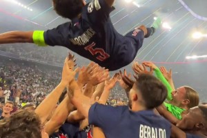 新王加冕！巴黎眾將將馬爾基尼奧斯和恩里克拋起慶祝！