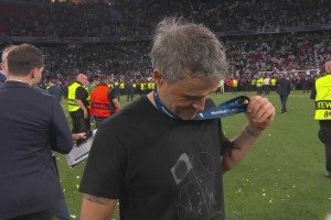 為人父母！恩里克賽后向記者展示T恤上去世女兒的圖案