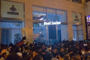 真假球迷？巴黎球迷在當(dāng)?shù)胤贌嚥尳偕痰?，慶祝球隊(duì)贏得歐冠