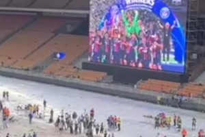 心服口服，實(shí)拍：留守梅阿查球場的國米球迷為大巴黎送上掌聲