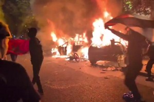 太狂熱了！巴黎球迷街頭慶祝直接燒車