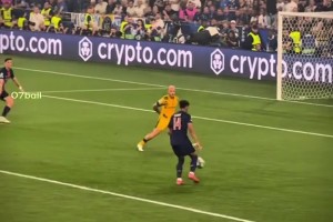 球迷吐槽：離球門(mén)如此之近，迪馬爾科居然還給這么大射門(mén)空間