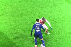 不愧是“大”耳朵杯！美女網(wǎng)紅帶大家欣賞歐冠“獎(jiǎng)杯”！