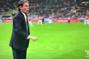 外網(wǎng)調(diào)侃歐冠很懂小因扎吉此前意杯0-3米蘭，小因怒吼四官“別給補(bǔ)時(shí)”