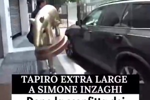 顯眼包歐冠恥辱失利，因扎吉獲頒超大金貘獎(jiǎng)&得用肩膀扛