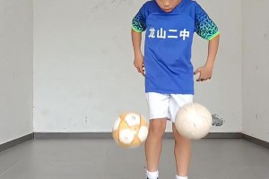 無(wú)逆足！小朋友左右腳同時(shí)顛兩球太牛了